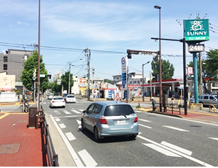 島廻橋西の交差点を直進します。